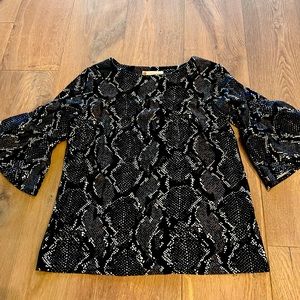 JUDE CONNALLY SNAKE SKIN PATTERN BELL SLEEVE TOP